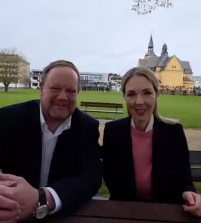 MdB Ellen Demuth mit mir in den Rheinwiesen.